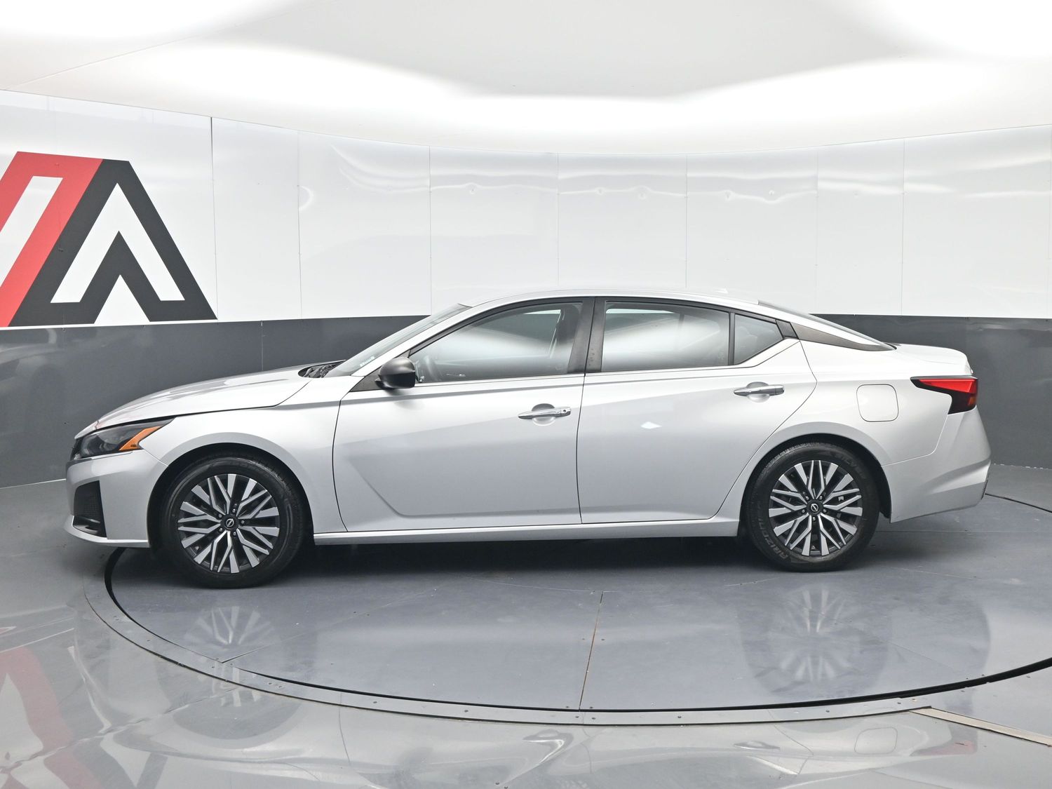 2024 Nissan Altima SV - Photo 3
